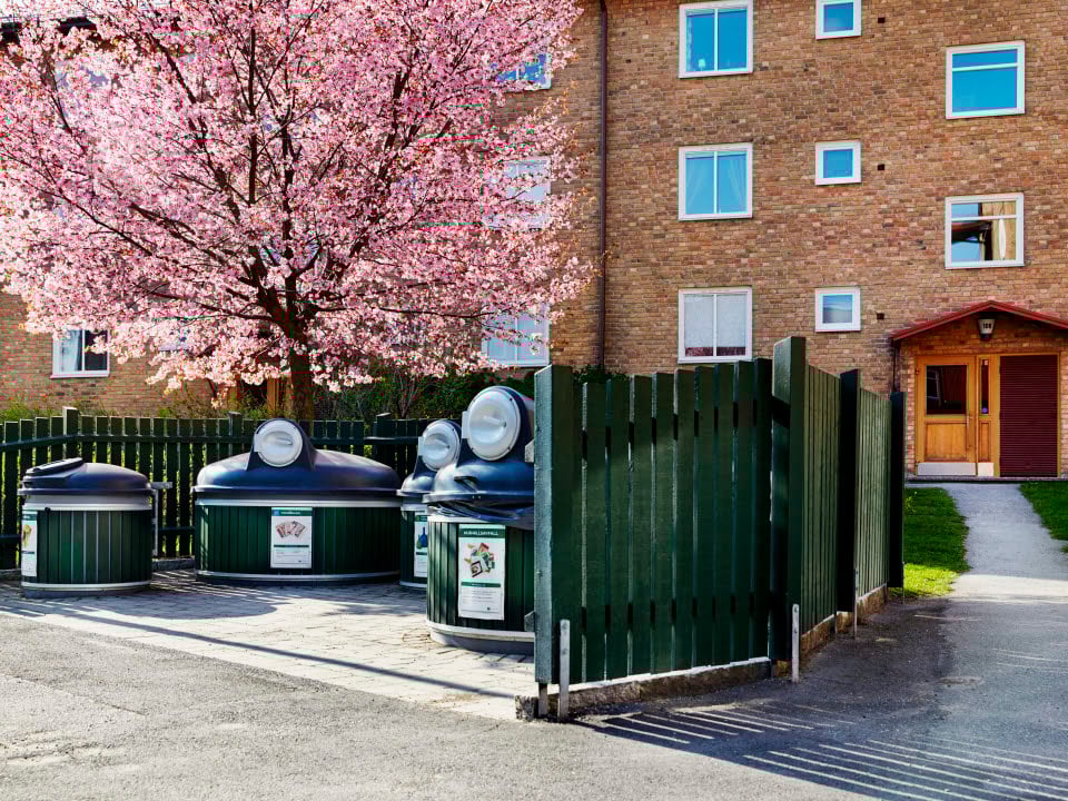 Fotograf: Sara Danielsson
Bildbyrå: Johnér Plats för sopsortering av hushållssopor. Ett stort blommande körsbärsträd syns i bakgrunden, Stockholm