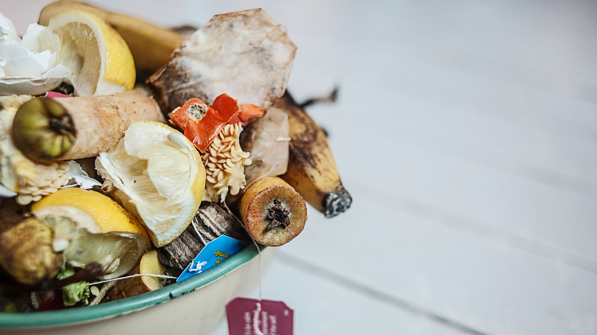 Kompost i emaljerat fat.