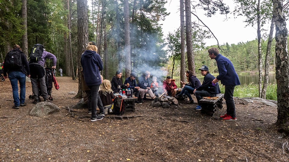 Fotograf: Naturvårdsverket Ett sällskap har picknik runt en öppen eld, rastplats i Tyresta nationalpark