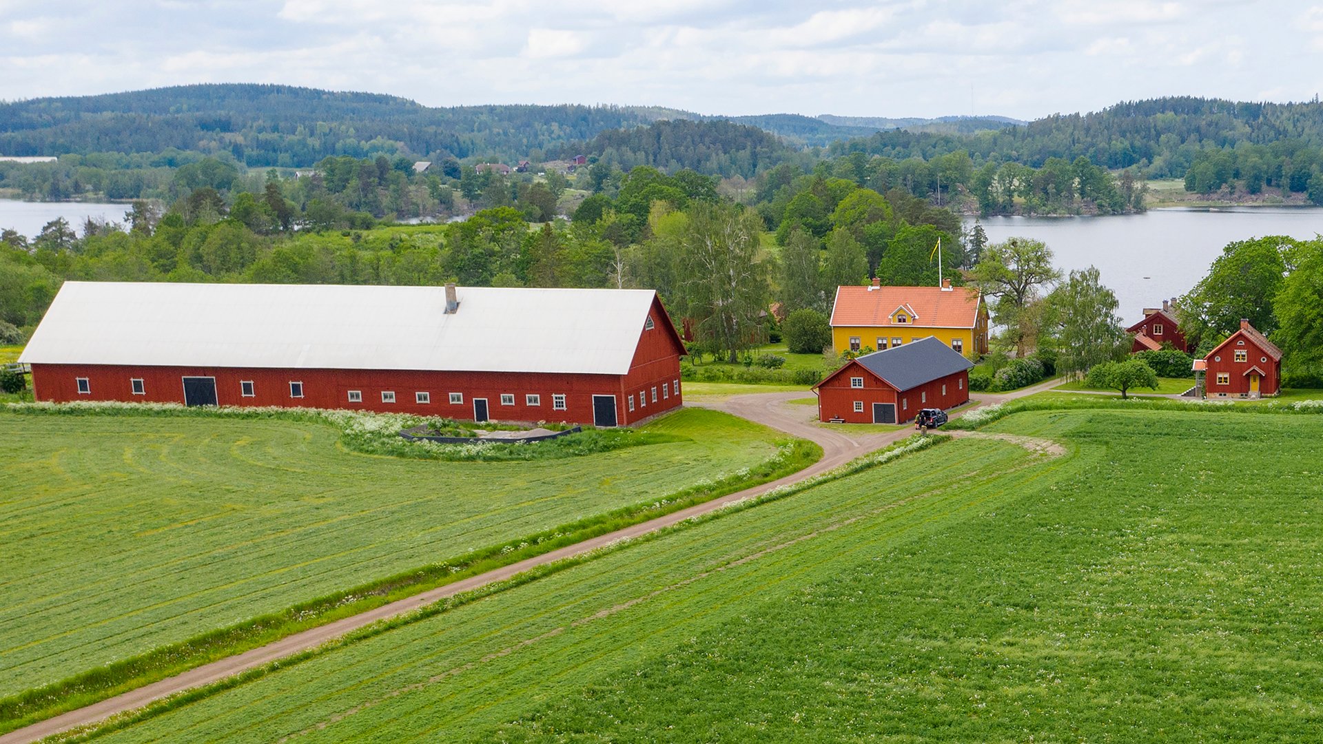 Fotograf: Thomas Adolfsén.
Bildbyrå: Johnér. Jordbruk vid sjö, Horn, Östergötland.